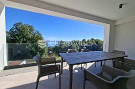 Lovran, modern 90 m² apartment in a new building with a swimming pool.