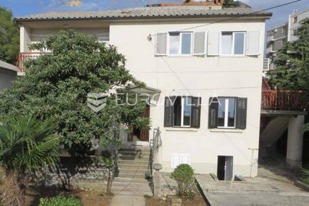 Kozala, a detached house of 292 m² with two apartments, situated on a 673 m² plot.