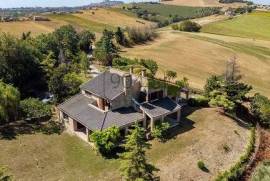 Elegant villa with sea views in the enchanting Marche hills