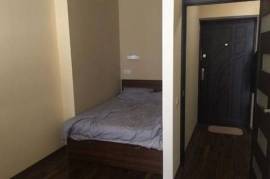 Пишите в WhatsApp +7 962-388-28-38. Также рядом сдаётся двухкомнатная квартира и частный дом!