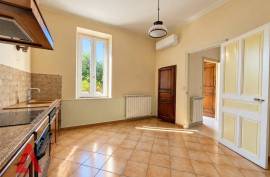 10 room, 300m2 Bourgeois style house for sale in Magalas - 397 000 € * 10 room, 300m2 Bourgeois style house for sale in Magalas - 397 000 € *