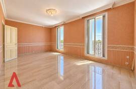 10 room, 300m2 Bourgeois style house for sale in Magalas - 397 000 € * 10 room, 300m2 Bourgeois style house for sale in Magalas - 397 000 € *