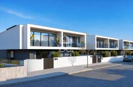 New 4 bedroom villa, with garden and terrace, in a private condominium with swimming pool. New 4 bedroom villa, with garden and terrace, in a private condominium with swimming pool.