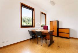 64 m² office in the Topázio Building, with river views.
