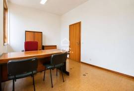 64 m² office in the Topázio Building, with river views.