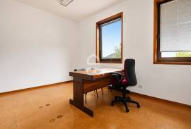 64 m² office in the Topázio Building, with river views.