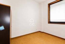 64 m² office in the Topázio Building, with river views.