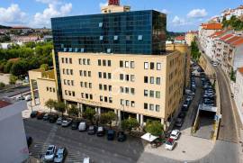 64 m² office in the Topázio Building, with river views.