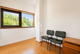 64 m² office in the Topázio Building, with river views.