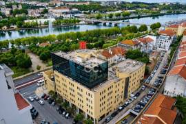 64 m² office in the Topázio Building, with river views.