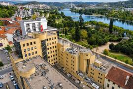 64 m² office in the Topázio Building, with river views.