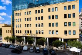 64 m² office in the Topázio Building, with river views.