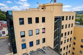 64 m² office in the Topázio Building, with river views.