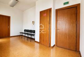 64 m² office in the Topázio Building, with river views.