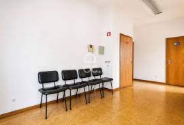 64 m² office in the Topázio Building, with river views.