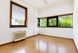 64 m² office in the Topázio Building, with river views.