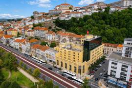 64 m² office in the Topázio Building, with river views.