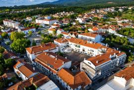 Used 3 bedroom apartment with 2 bathrooms, balcony and air conditioning in Avelar.