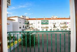 Used 3 bedroom apartment with 2 bathrooms, balcony and air conditioning in Avelar.