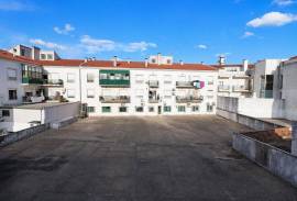 Used 3 bedroom apartment with 2 bathrooms, balcony and air conditioning in Avelar.