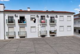 Used 3 bedroom apartment with 2 bathrooms, balcony and air conditioning in Avelar.