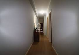 Used 3 bedroom apartment with 2 bathrooms, balcony and air conditioning in Avelar.
