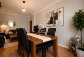 Used 3 bedroom apartment with 2 bathrooms, balcony and air conditioning in Avelar.