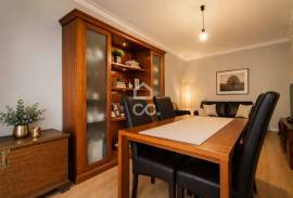Used 3 bedroom apartment with 2 bathrooms, balcony and air conditioning in Avelar.