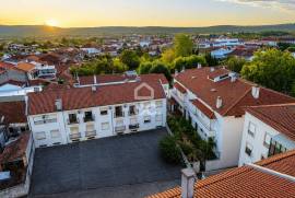 Used 3 bedroom apartment with 2 bathrooms, balcony and air conditioning in Avelar.