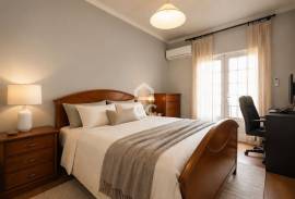 Used 3 bedroom apartment with 2 bathrooms, balcony and air conditioning in Avelar.