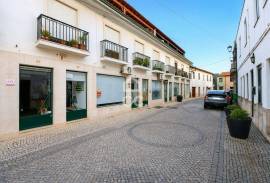 Used 3 bedroom apartment with 2 bathrooms, balcony and air conditioning in Avelar.