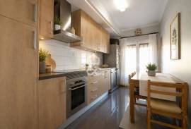 Used 3 bedroom apartment with 2 bathrooms, balcony and air conditioning in Avelar.