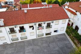 Used 3 bedroom apartment with 2 bathrooms, balcony and air conditioning in Avelar.