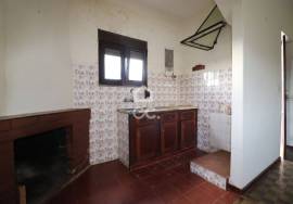House with annexes and land in the center of Vila do Avelar.