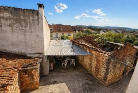House with annexes and land in the center of Vila do Avelar.