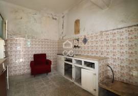 House with annexes and land in the center of Vila do Avelar.