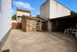 House with annexes and land in the center of Vila do Avelar.