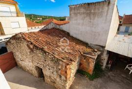 House with annexes and land in the center of Vila do Avelar.