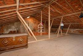 House with annexes and land in the center of Vila do Avelar.