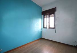 House with annexes and land in the center of Vila do Avelar.