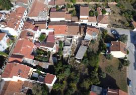 House with annexes and land in the center of Vila do Avelar.