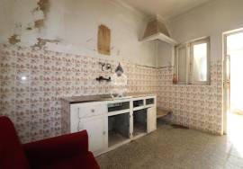 House with annexes and land in the center of Vila do Avelar.