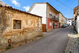 House with annexes and land in the center of Vila do Avelar.