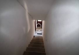House with annexes and land in the center of Vila do Avelar.
