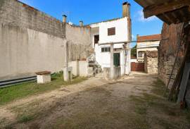 House with annexes and land in the center of Vila do Avelar.