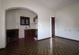 House with annexes and land in the center of Vila do Avelar.