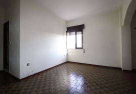 House with annexes and land in the center of Vila do Avelar.