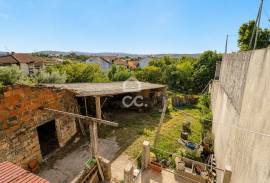 House with annexes and land in the center of Vila do Avelar.