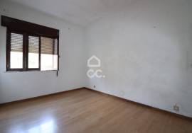 House with annexes and land in the center of Vila do Avelar.