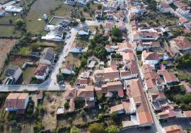House with annexes and land in the center of Vila do Avelar.